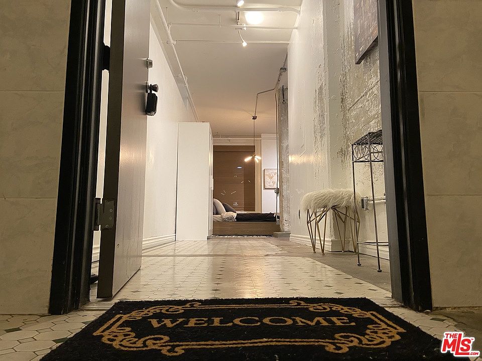 1st image of 215 W 7th St APT 611