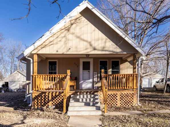 212 Vermont Ave, Holton, KS 66436