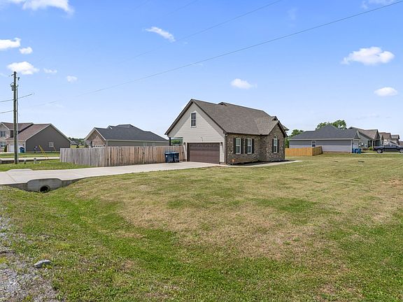 3rd image of 405 Heatherwood Dr