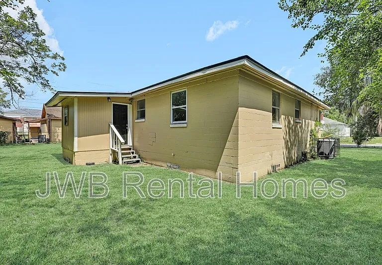 1288 W 28th St — Photo 28