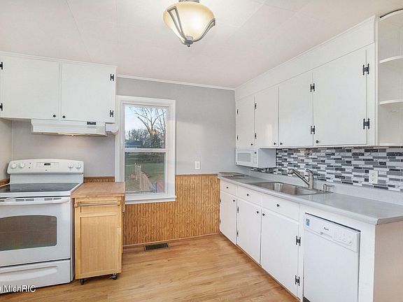 5th image of 1717 Lansing Ave
