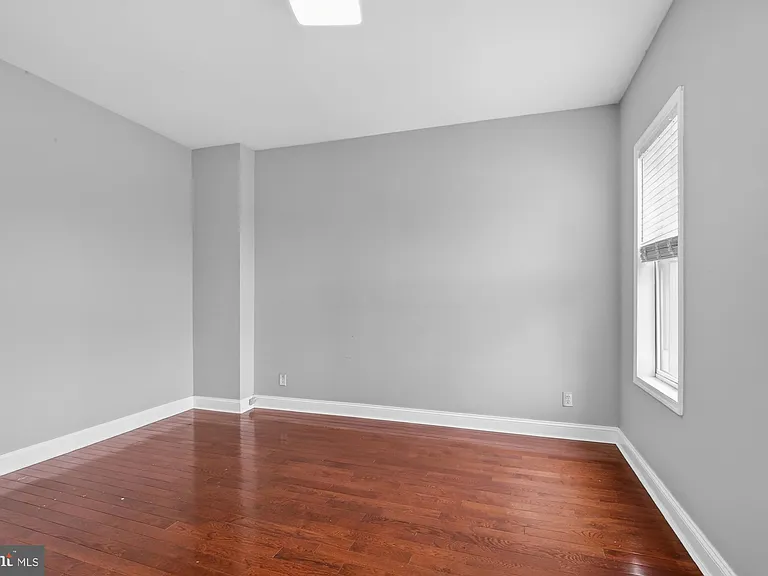 2319 E Somerset St — Photo 17