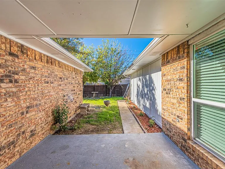 2801 Cambridgeshire Dr — Photo 34