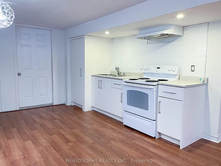 95 Royal York Rd #BASEMENT — Photo 2