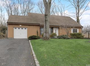 19 Greenbrier Ave, Farmingville, NY 11738