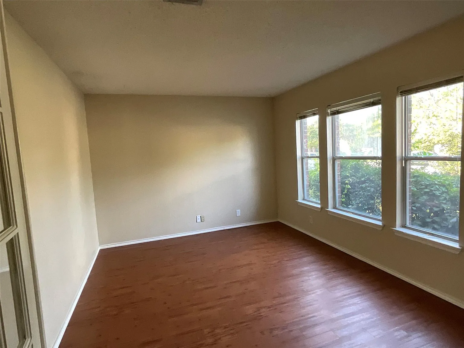 5 bed, 2.5 bath, 2912 sqft, $2,200 — Photo 2