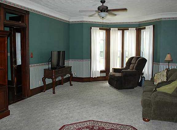 3rd image of 102 Vine St