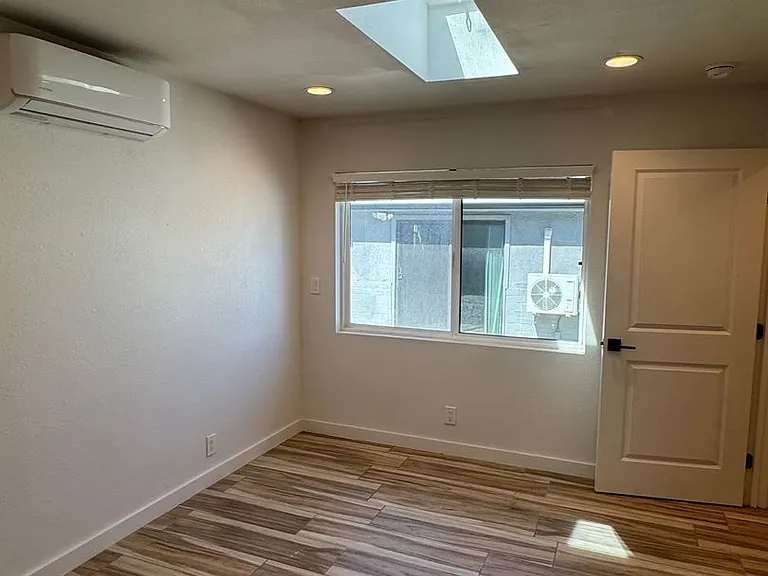 !! Move-In Special !! Cozy Carson Back House With Skylights & Washer/Dryer — Photo 22