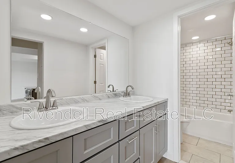 130 N Pearl St #1002 — Photo 3