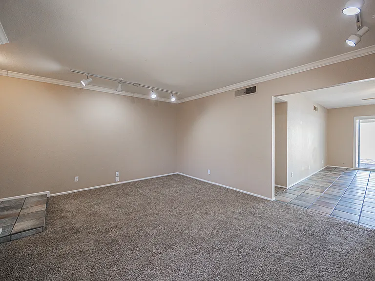 2812 S Cottonwood Dr — Photo 6