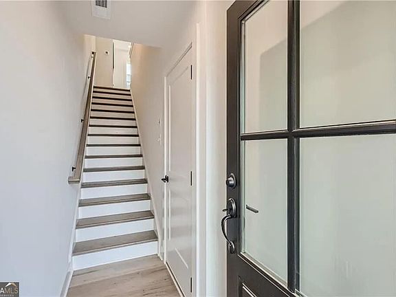 3rd image of 180 Chestnut Cir