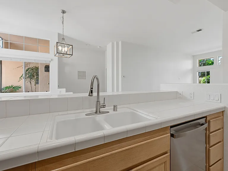 Bel Mondo Condos — Photo 33