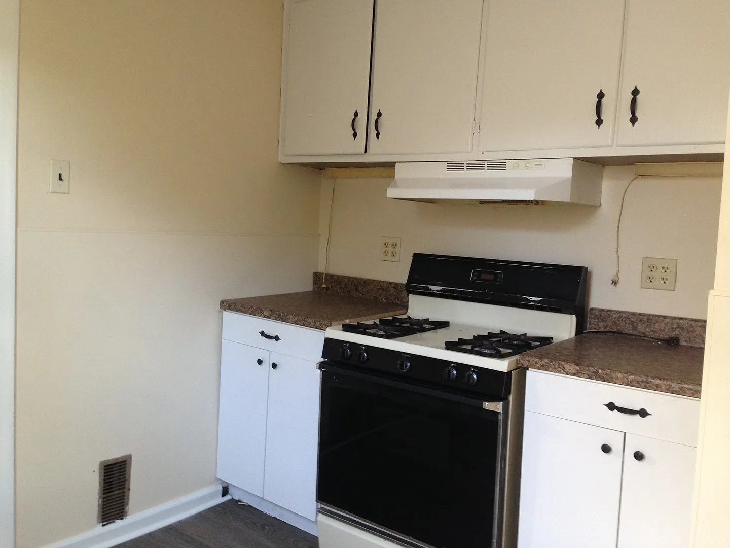 Great Home!! Spacious Living Area! Back Yard and Deck! Washer/Dryer Hook-Ups! — Photo 3