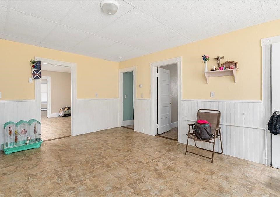 1st image of 995 Social St