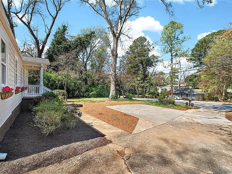 955 Columbia Dr — Photo 3