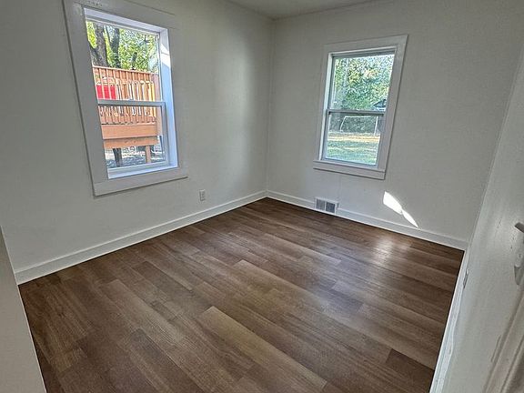 3rd image of 2907 Collins St #4