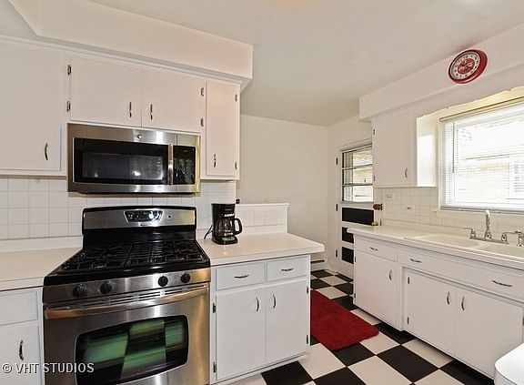 3rd image of 910 Cromwell Ave