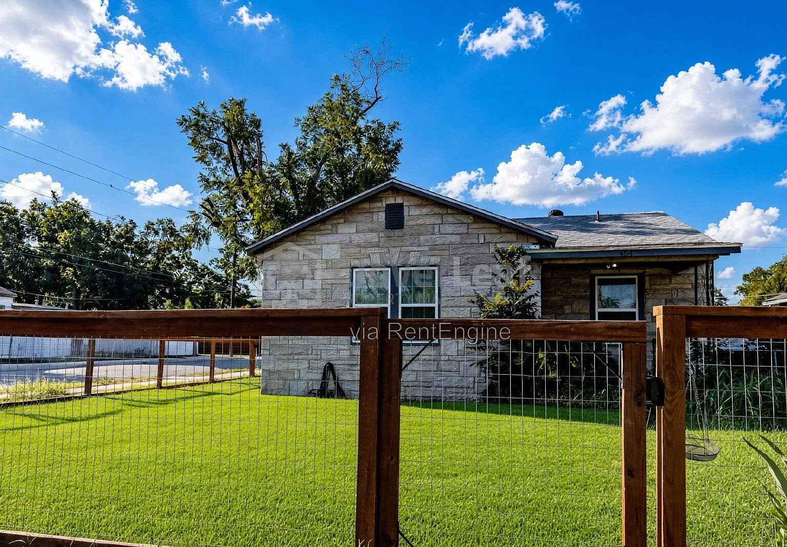3 bed, 2.0 bath, 1203 sqft, $1,597 — Photo 2