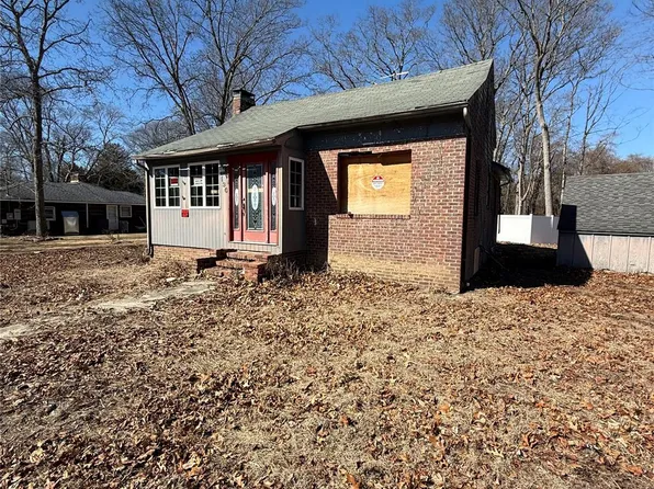 130 Hollywood Drive, Oakdale, NY 11769