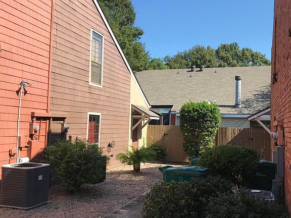 3rd image of 207 Marguerite St