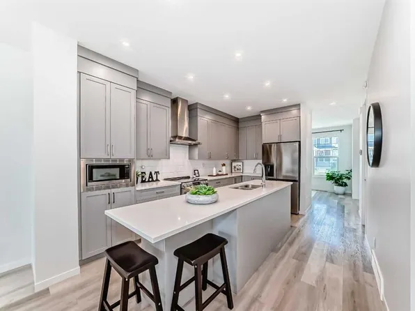238 S Aquila Dr NW, Calgary, AB T3R 1Y6
