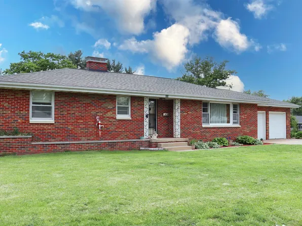 410 Wilshire Dr, Washington, IL 61571