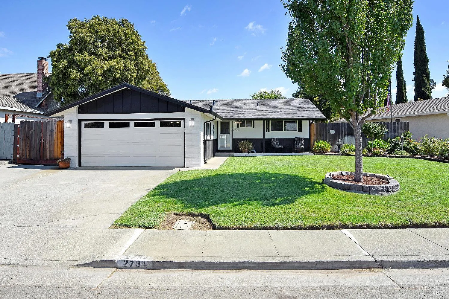 2734 Laurel Drive photo 1