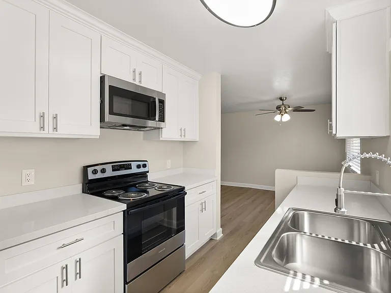 Melrose Manor Apartments - Riverside, CA — Photo 19