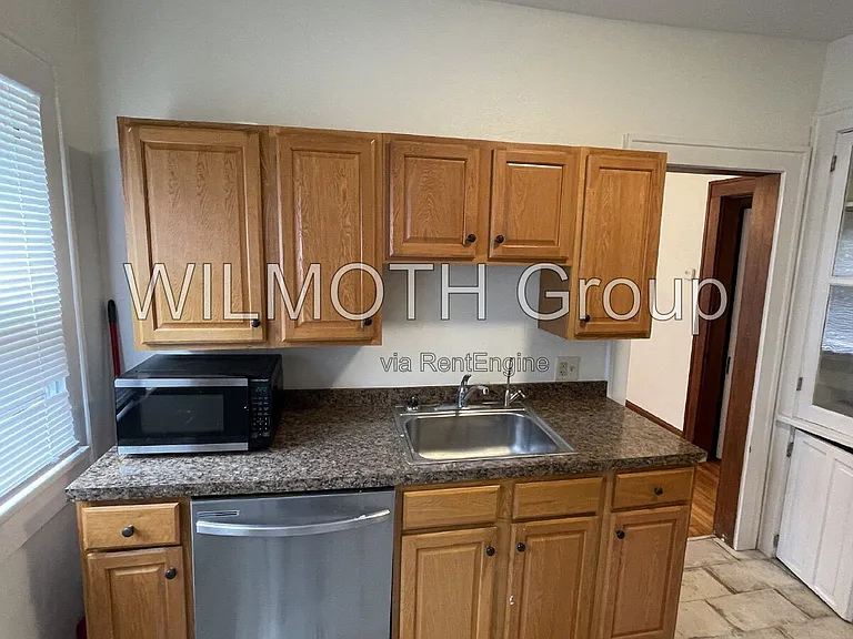 537 E 11th St #1 — Photo 8