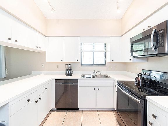 3rd image of 1307 Parkside Pl #1307