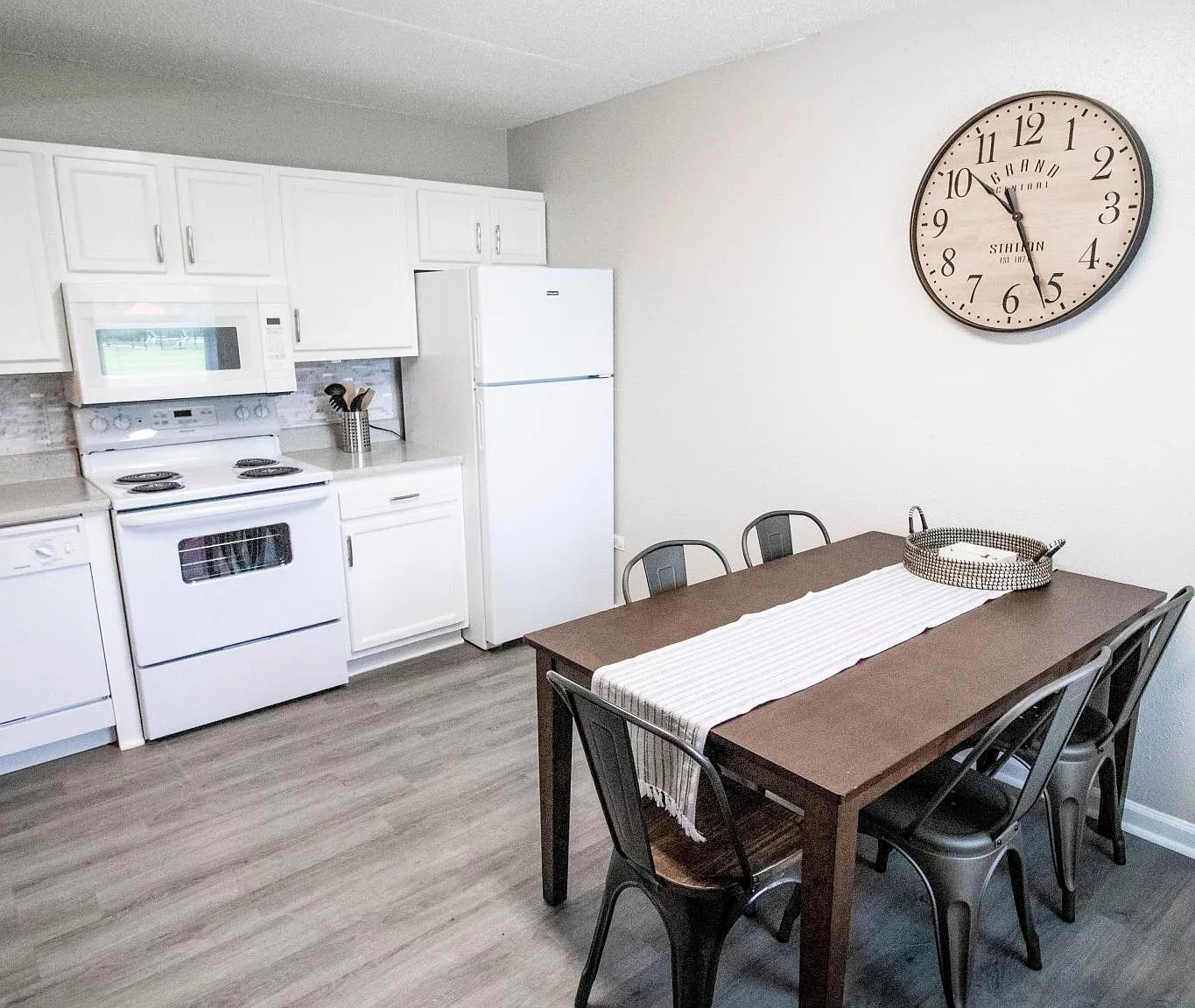 2 bed, 720 sqft, $1,200 — Photo 4