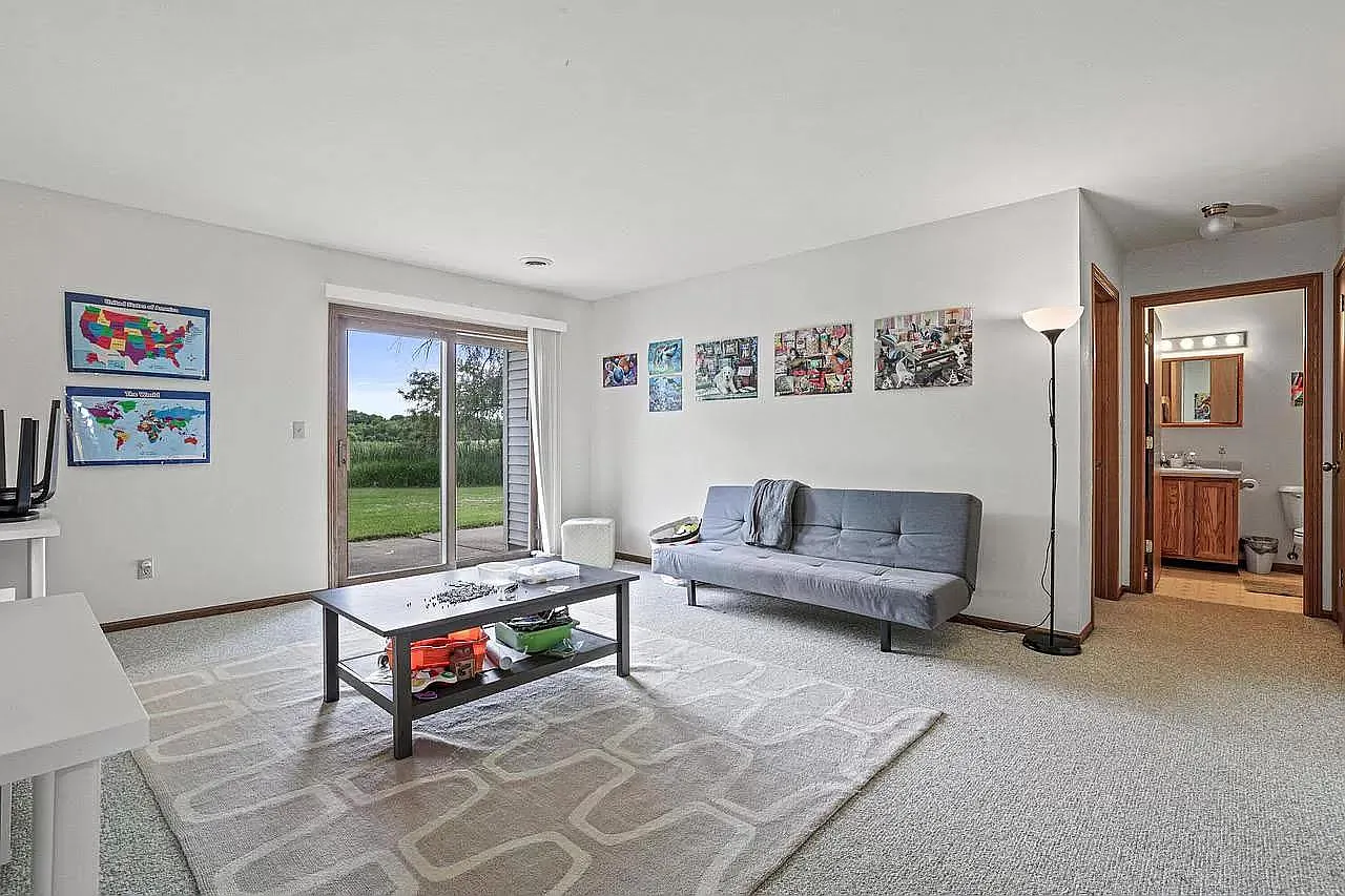 3 bed, 2200 sqft, $2,400 — Photo 3