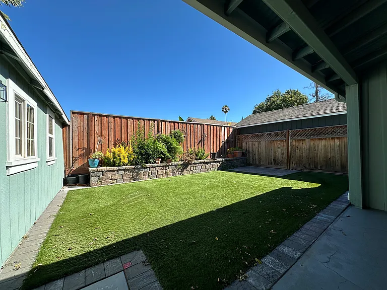 764 E Saint James St — Photo 8