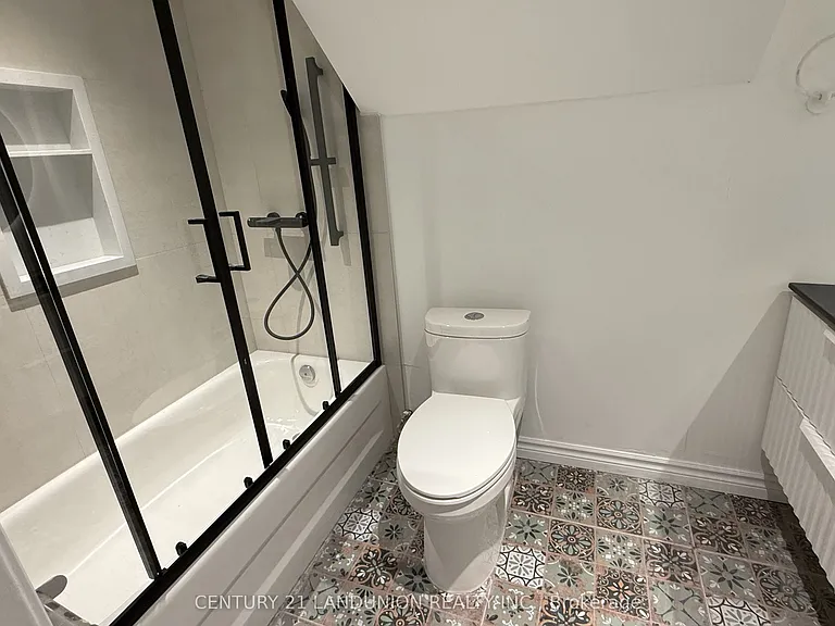 422 Lynett Cres — Photo 9