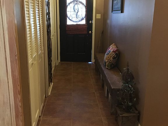 Entryway with storage 