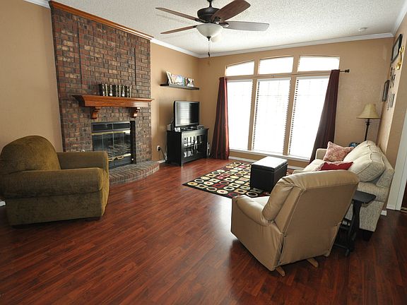 3rd image of 904 Randall Dr
