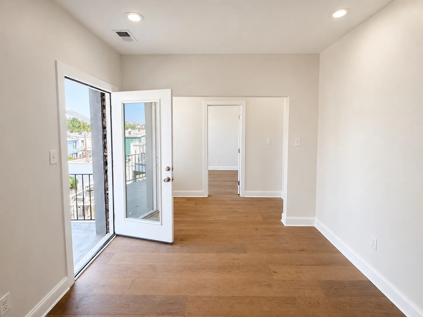 3 bed, 900 sqft, $3,500 — Photo 2