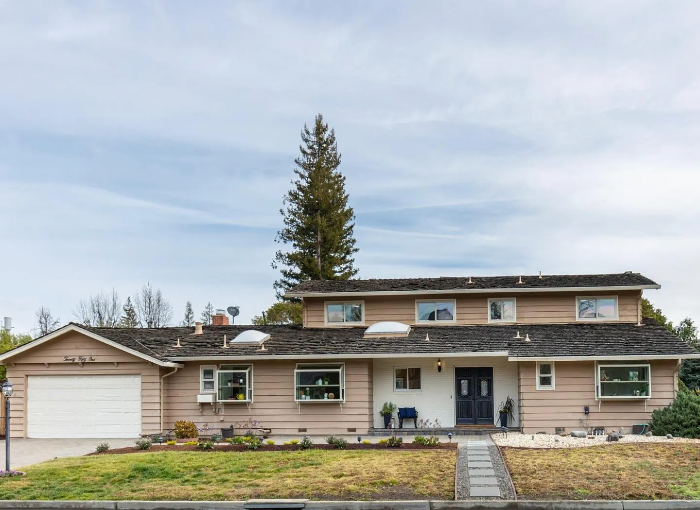 2051 Robin Hood Ln photo 1