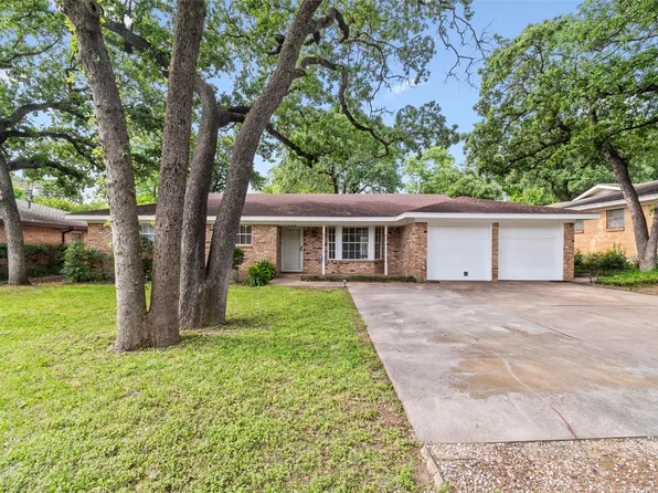 733 Bedford Ct W, Hurst, TX 76053