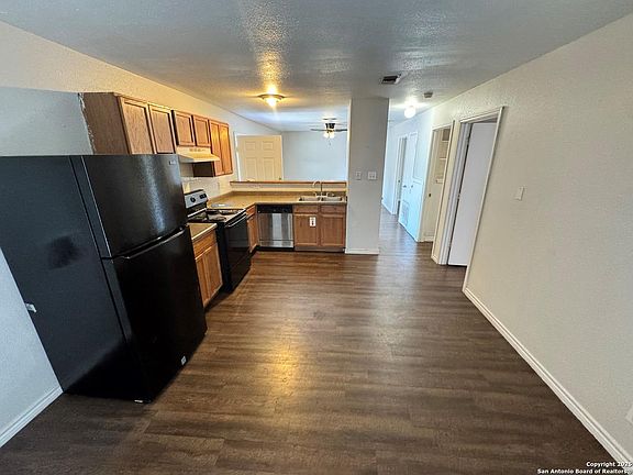 5th image of 830 W Hutchins Pl APT 3