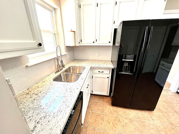 3rd image of 1541 Brookhollow Dr
