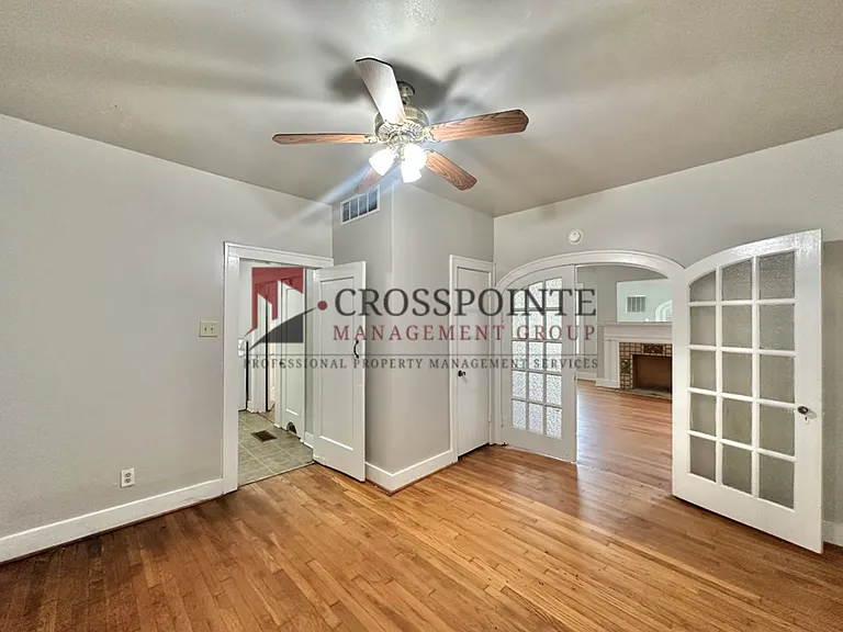 College Ave Triplex — Photo 7