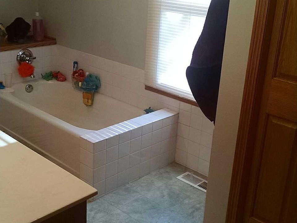 tub in upstairs bath