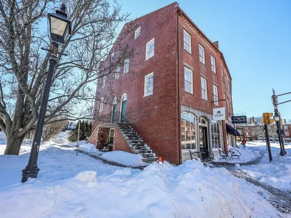 2 Elbow Ln #A, Newburyport, MA 01950