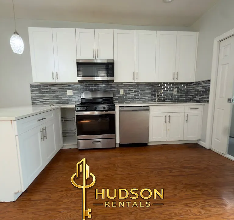 232 Van Horne St #5
