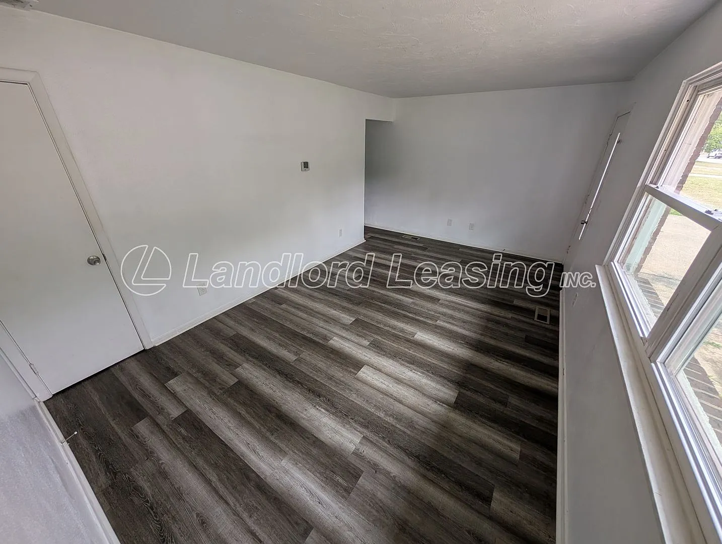 Well-Maintained 3-Bedroom Townhouse in Lorain — Photo 3