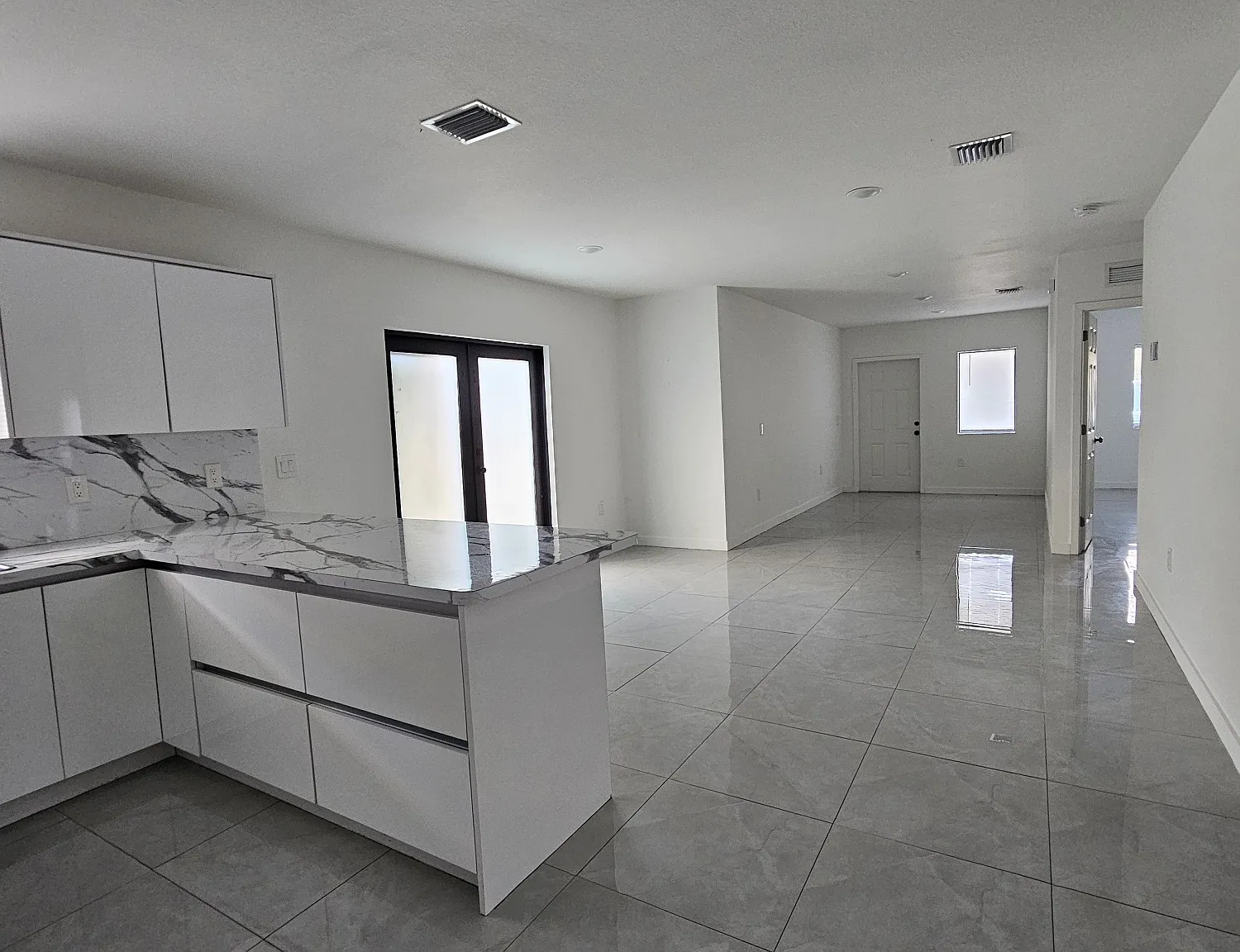 5 bed, 2200 sqft, $3,800 — Photo 1