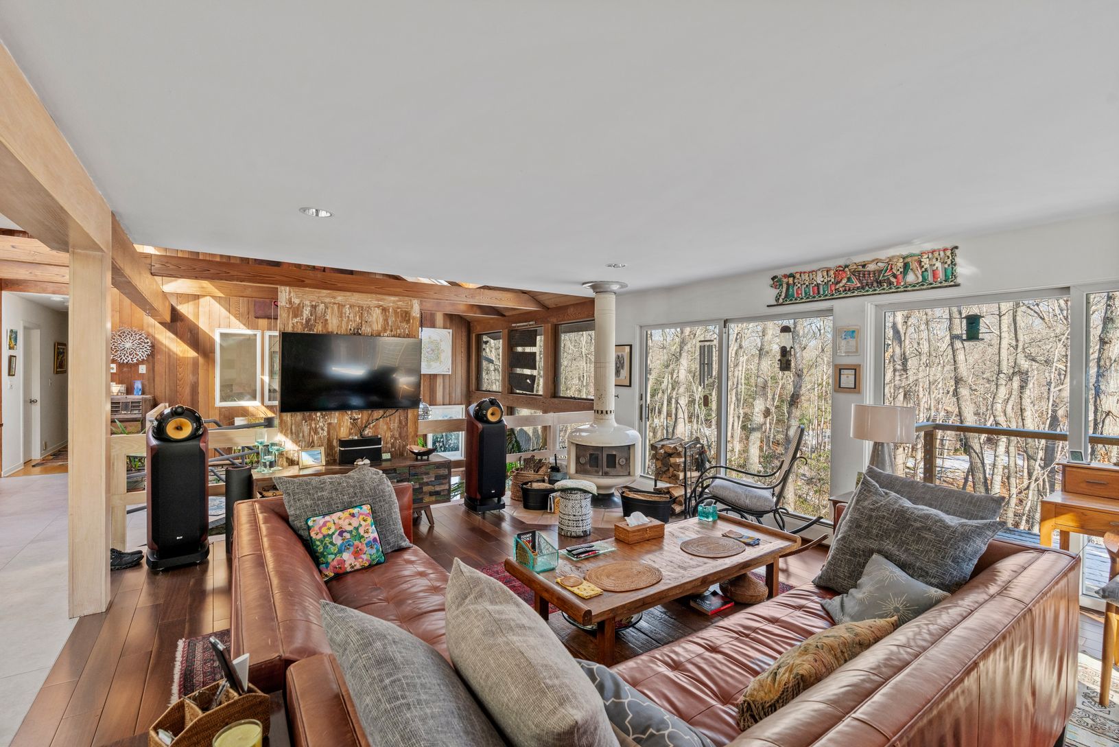  Spacious living area 