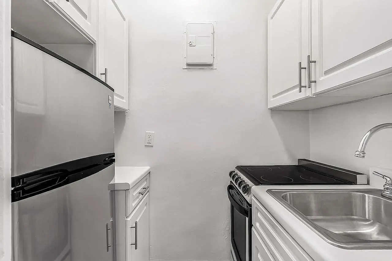 208 W 23rd St — Photo 3