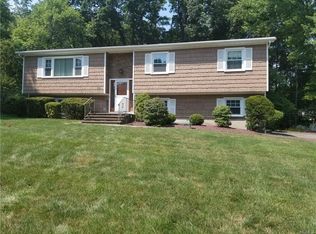 26 Sturbridge Ct, Nanuet, NY 10954